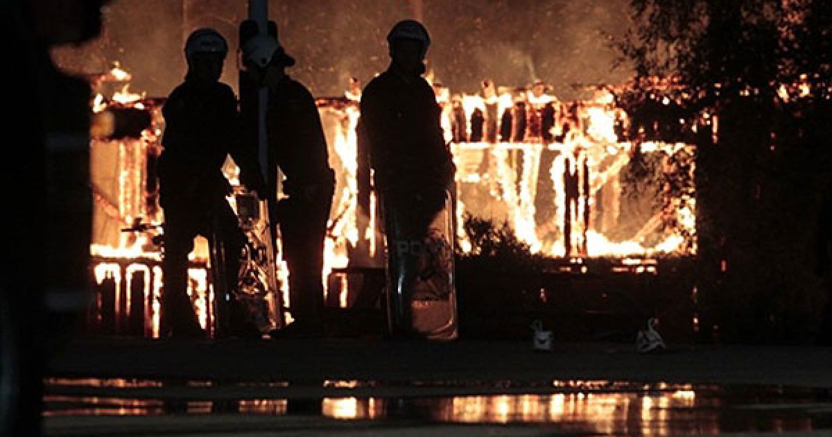 Норвегія, Лієрскоген. Поліція прибула до центру для біженців, в якому спалахнула пожежа. У центрі для біженців, який знаходиться приблизно у 30 км від Осло, мешкають особи, що очікують депортації з Норвегії після того, як їхні заяви про надання притулку було відхилено владою. / © AFP