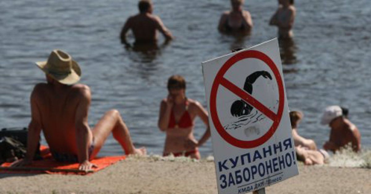 Відпочиваючи купаються на одному з пляжів Києва. Державна епідеміологічна служба стверджує, що купатися можна лише на 30% українських пляжів. / © УНІАН