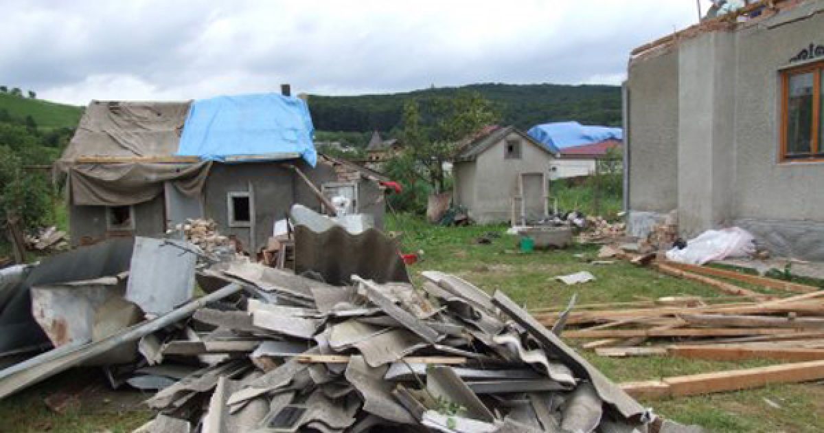 З 13 будинків вітер зірвав дахи повністю.