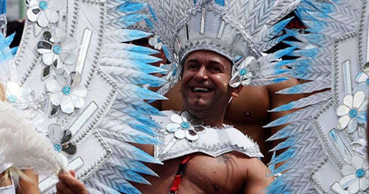 Тисячі яскравих учасників гей-параду вийшли на вулиці Кельна (Німеччина). / © AFP