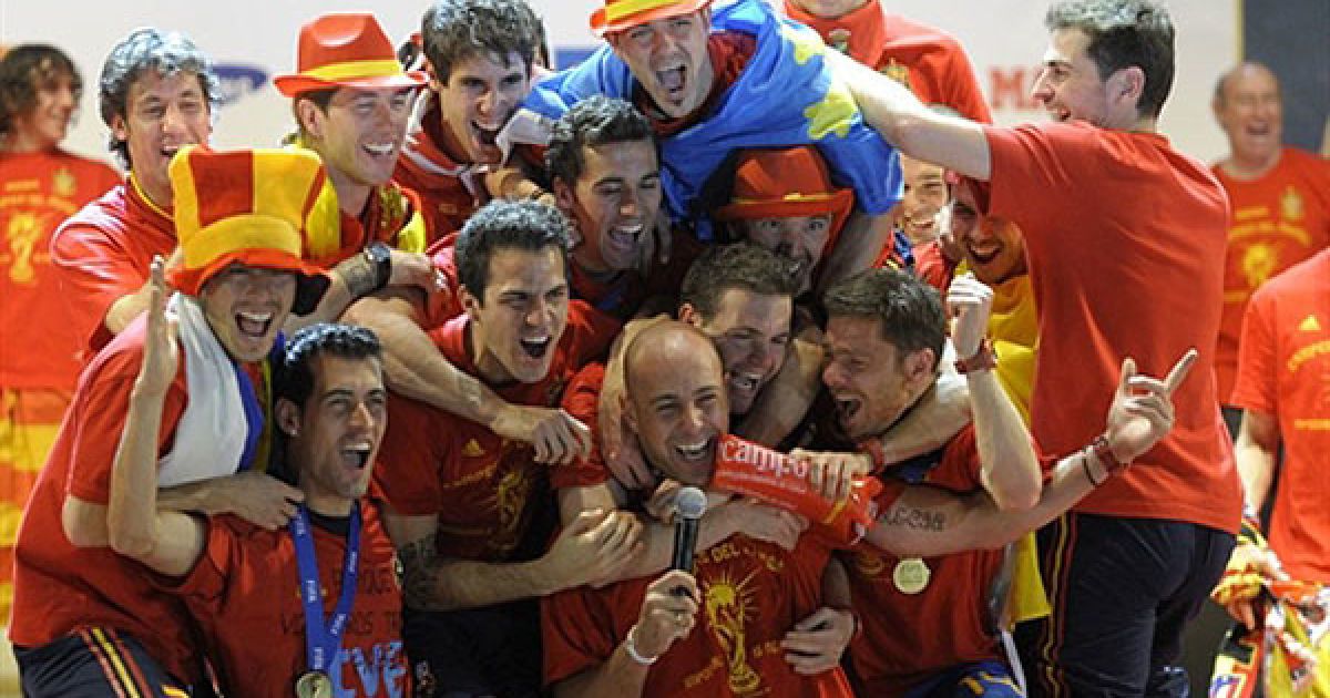 Тріумфатор Чемпіонату світу з футболу-2010, збірна Іспанії,  повернулась додому з Кубком світу. / © AFP