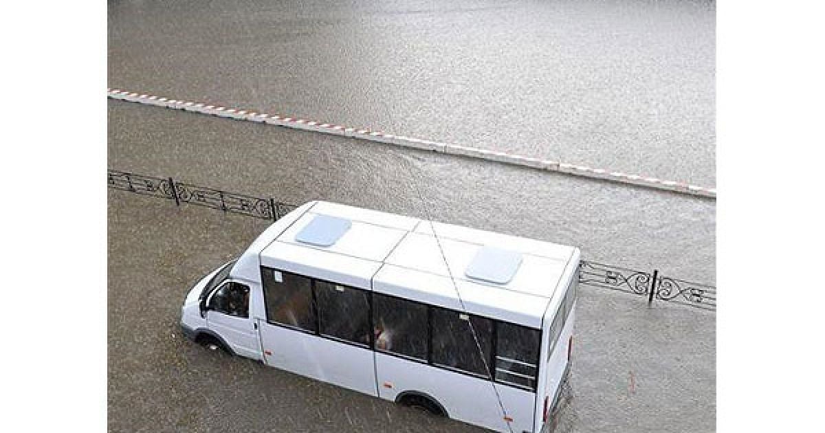 Сильний дощ з крупним градом залив центр міста. / © PHL.com.ua