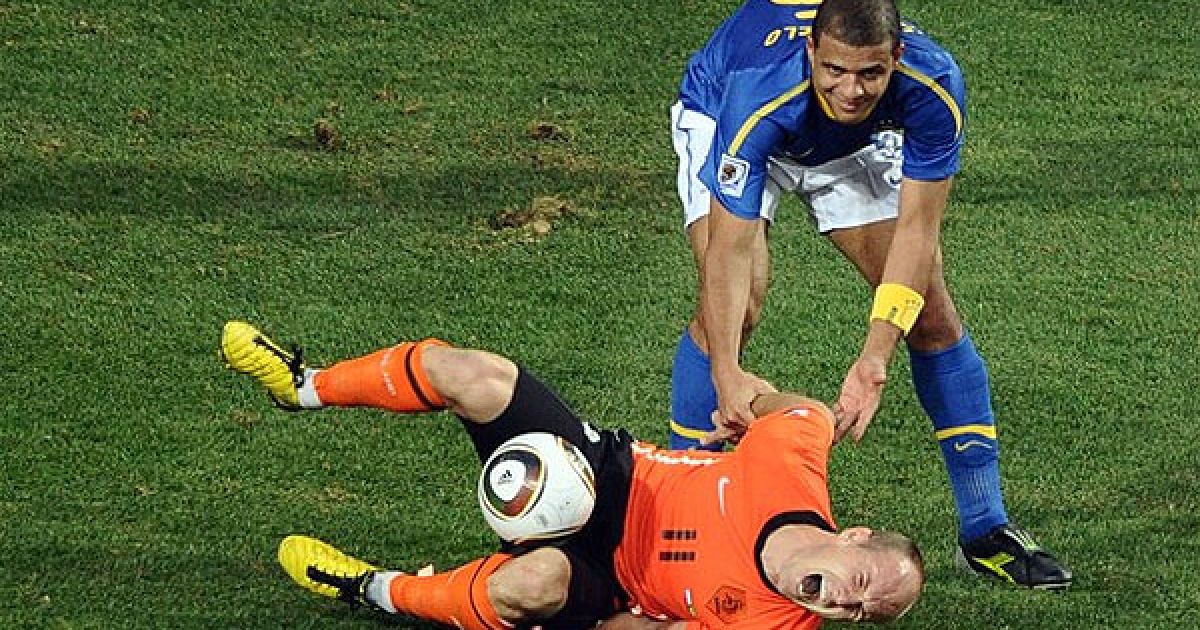 Феліпе Мело спочатку збив Роббена, а потім наступив на голландця, який вже лежав на газоні... / © Getty Images/Fotobank