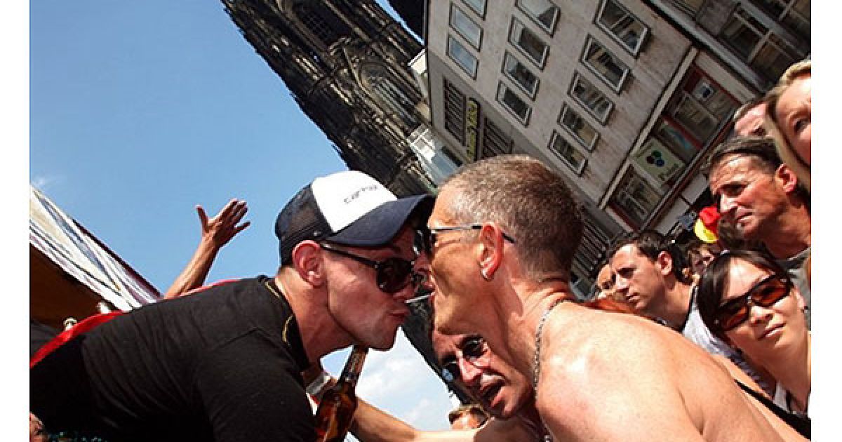 Тисячі яскравих учасників гей-параду вийшли на вулиці Кельна (Німеччина). / © AFP