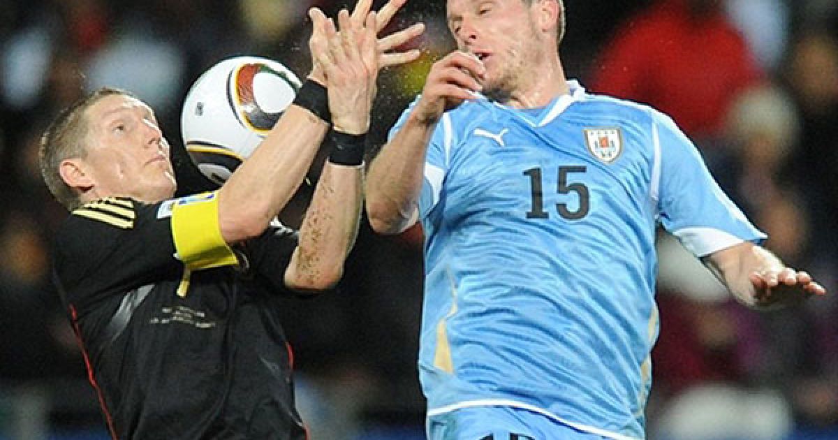 Бастіан Швайнштайгер щось пояснює "на пальцях" Дієго Пересу / © AFP