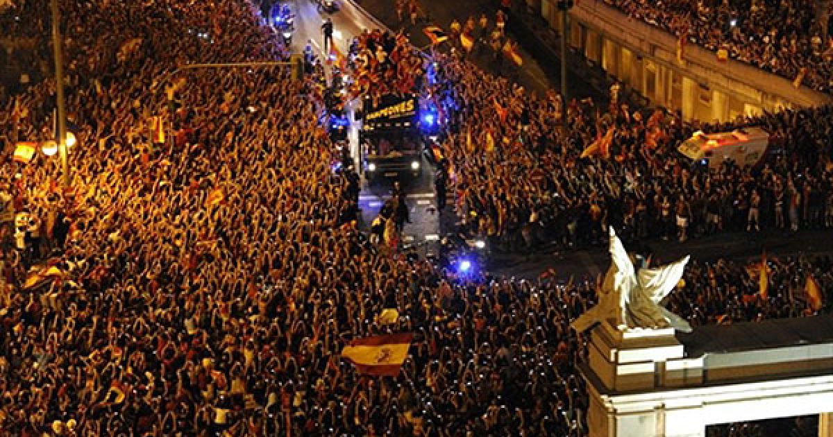 Більше мільйона людей вийшли на вулиці Мадрида, щоб привітати збірну Іспанії з перемогою на Чемпіонаті світу з футболу-2010. / © AFP