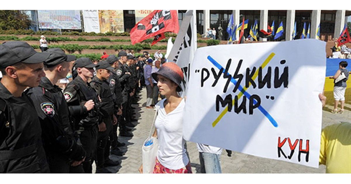 Активісти ВО "Свобода" провели театралізовану виставу "Гламурні гастролі креміського гебіста" біля Українського дому під час відвідування патріархом Кирилом Володимирської гірки. Вчора спроба "Свободи" провести акцію протесту проти патріарха Кирила закінчилася арештом 8 членів організації. / © AFP