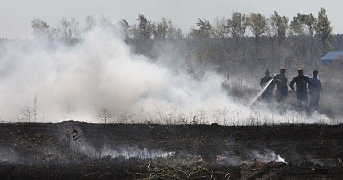Вогонь знищив сотні гектарів лісів і полів у Мордовії і Татарстані, в кільці пожеж виявився Воронеж, у Нижегородській області згоряють цілі села. / © AFP