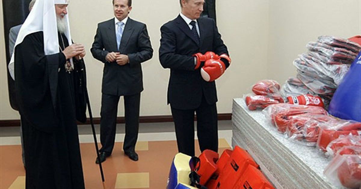 Росія, Москва. Прем&#039;єр-міністр Росії Володимир Путін приміряє боксерські рукавички під час візиту до однієї з російських православних церков поруч із Москвою. Його супроводував православний патріарх Кирил. / © AFP