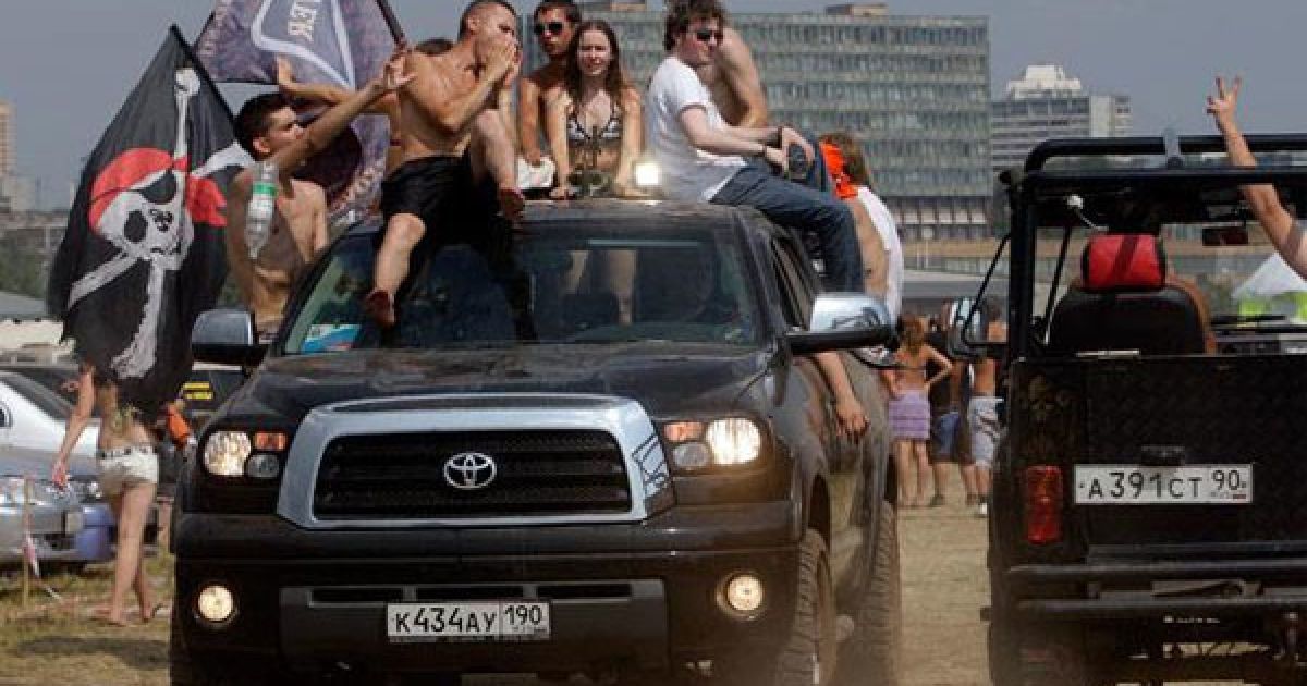 Фестиваль оригінальних і раритетних автомобілів простонеба проводять вже десятий рік поспіль / © Lifenews