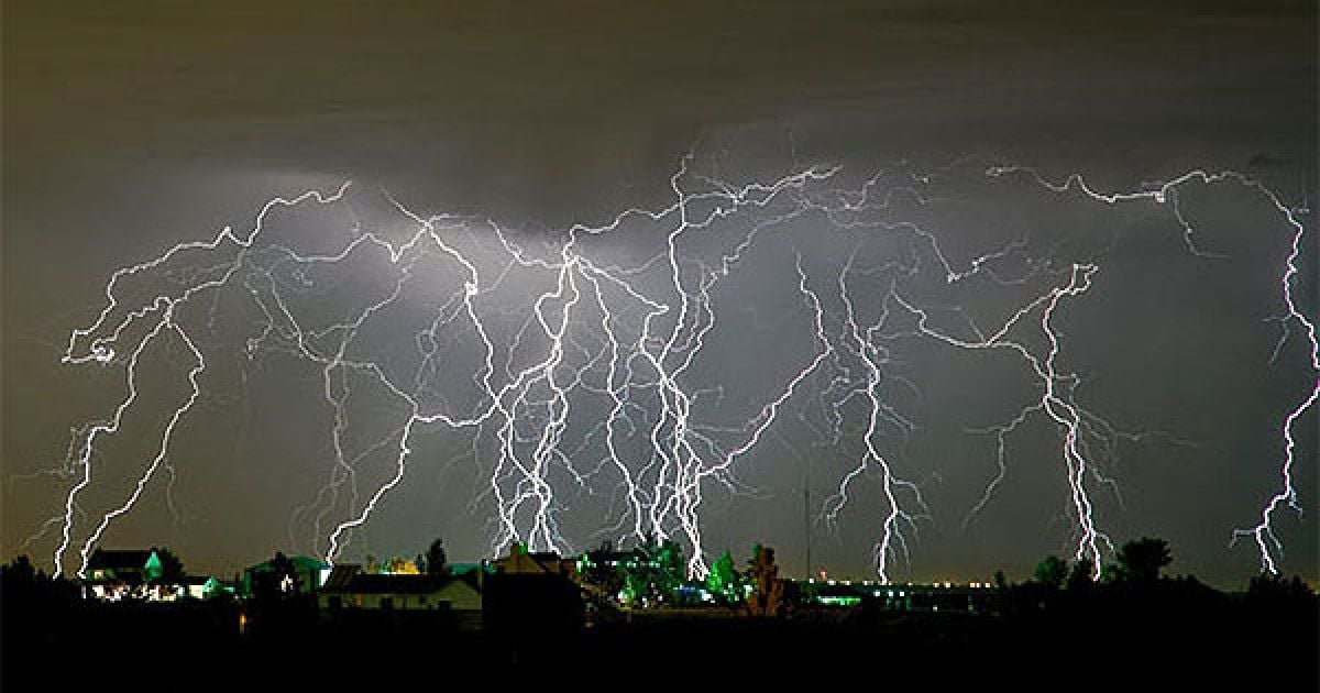 Сша, Денвер. Блискавка у небі над Денвером. Автори фотографії, подружжя Роджер і Карін Хілл, займаються тим, що "переслідують" урагани і бурі. Вони навіть зробили на цьому свій власний бізнес: влаштовують для туристів "погоню за торнадо". / © AFP