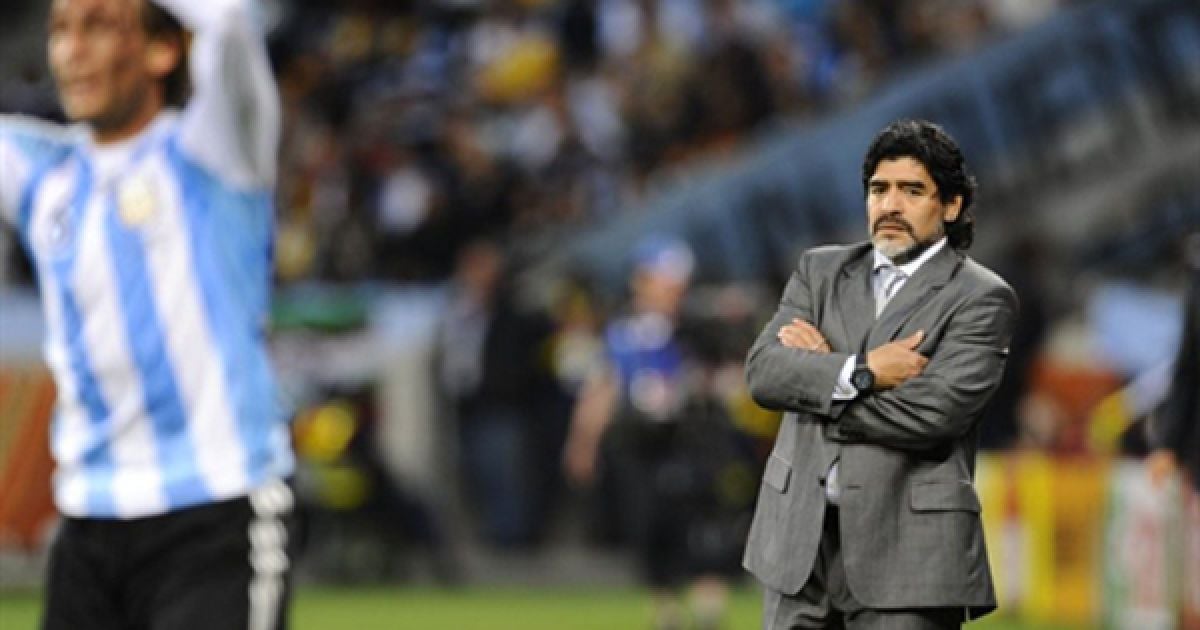 3.07. Головний тренер збірної Аргентини з футболу слідку за грою своєї команди у Кейптауні. Аргентина програла збірній Німеччини 4:0 ті вилетіла з Чемпіонату Світу. / © AFP