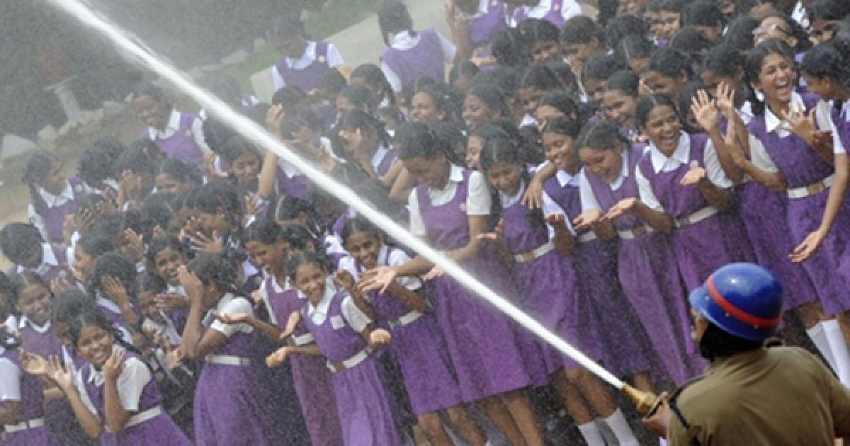 Навчання з пожежної безпеки у Хайдерабаді. Навчання були організовані у 10 навчальних закладах міста з нагоди річниці пожежі у хайдерабадській школі у 2004 році, у якій загинуло 94 дитини. / © AFP