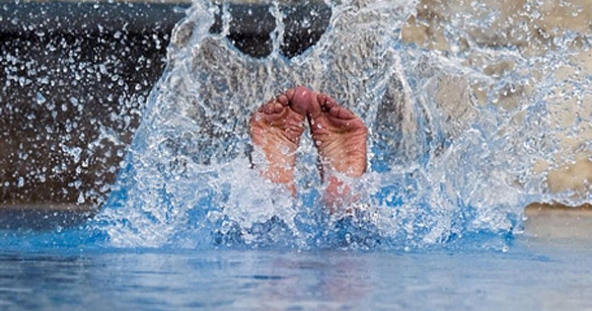 Себастьян Вілья з Колумбії  входить у воду під час свого виступу у фіналі змагань зі стрибків з трампліну на Центральноамериканських змаганнях у Пуерто-Ріко. / © AFP