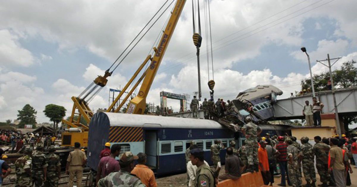 Рятувальну операцію ускладнює те, що частина постраждалих затиснуло у вагонах.