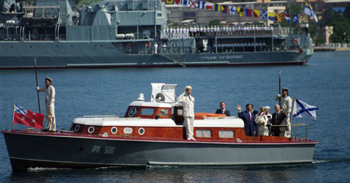 Прем&rsquo;єр АР Крим Василь Джарти та командуючий ВМФ Василь Корольов вітають відвідувачів святкового військово-морського параду. / © PHL.com.ua