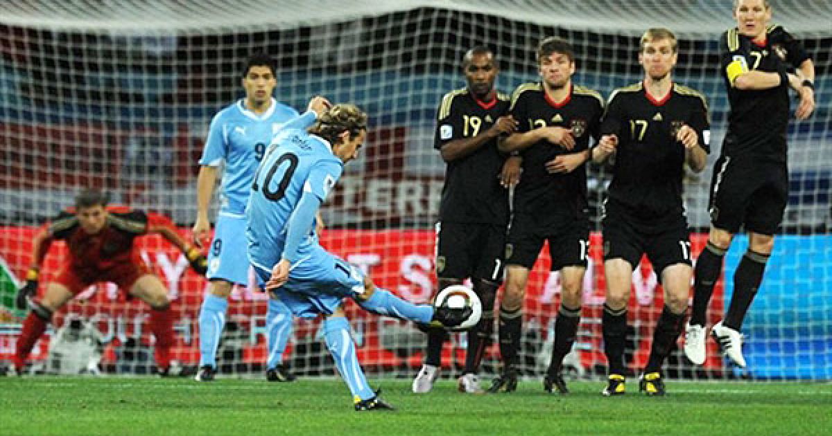 Дієго Форлан пробиває штрафний удар / © AFP