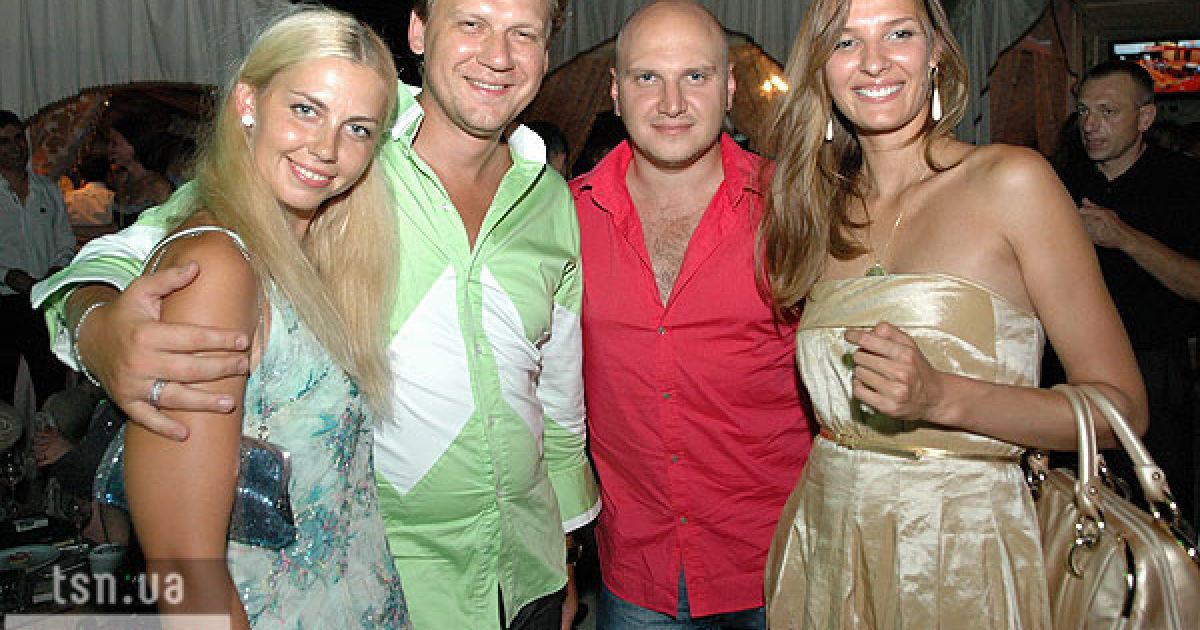 Екс-телеведучий Юрій Кот з дружиною і Маша Жулай з другом.