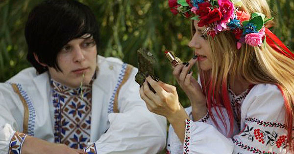 Ще здавна Купала вважають святом молоді, святом кохання. Дорослі чоловіки та жінки теж приходять на гуляння, однак участі у співах вони не беруть. / © УНІАН
