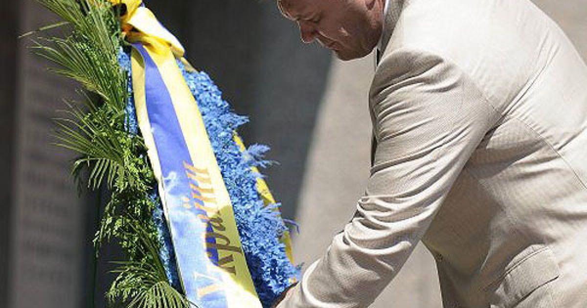 Віктор Янукович поклав квіти до Меморіалу героїчним захисникам міста-героя Севастополя в 1941-1942 роках на площі Нахімова. / © УНІАН