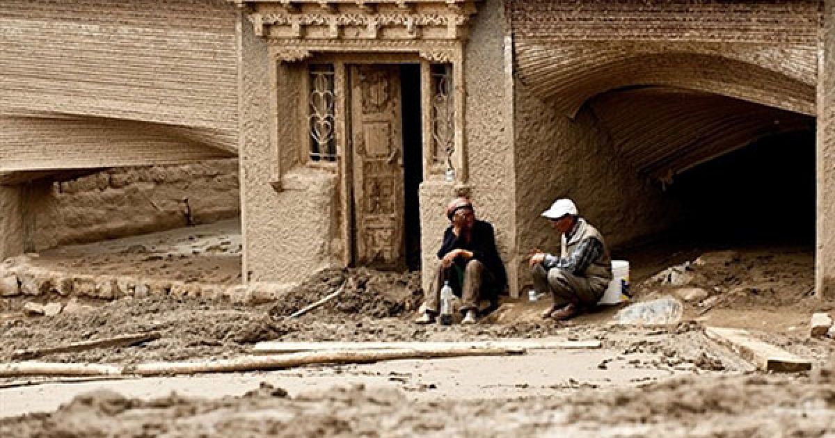 Індія, Лех. Місцеві жителі сидять серед руїн своїх будинків у селі Чогламсар у Лехі. Аварійно-рятувальні групи були направлені до віддалених гімалайських регіонів Індії. Вони намагалися доставити їжу і надати допомогу тим, хто залишилися в живих після руйнівних повеней, які забрали життя понад 130 людей. Сотні людей вважаються зниклими безвісти. Потужні зливи викликали руйнівні повені, які розмили дороги, знесли будівлі, мости та лінії електропередач. / © AFP