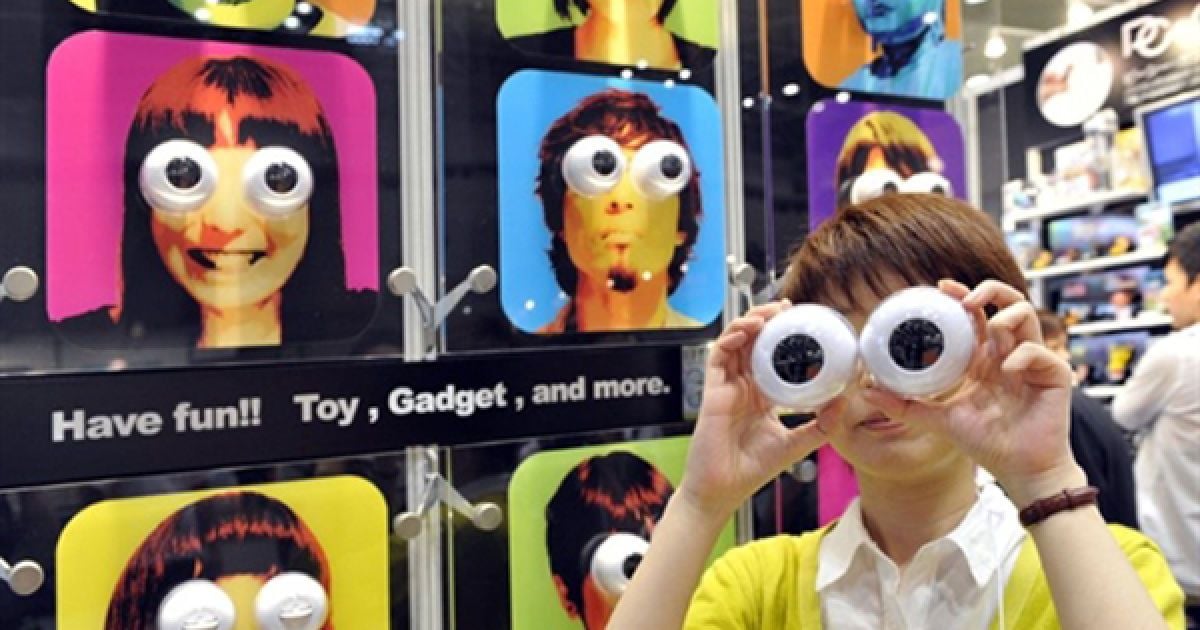 Співробітниця японської фабрики з виготовлення іграшок Cube демонструє відвідувачам Токійського ярмарку іграшок величезні очі, які можуть моргати. На ярмарку, який буде відкрито до 18 липня, свої іграшки презентують більше 120 компаній з усього світу.