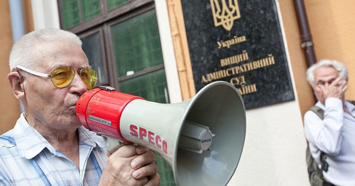 Націоналісти оточили ВАСУ з плакатами "Бандера прийде &ndash; порядок наведе!" / © Украинское Фото