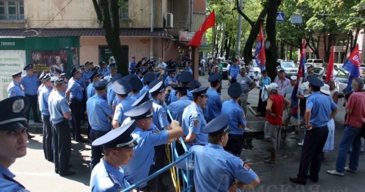...і дістатися до будівлі Будинку офіцерів, де проходило урочисте відкриття міжнародних навчань "Сі бриз - 2010". / © Думская.net