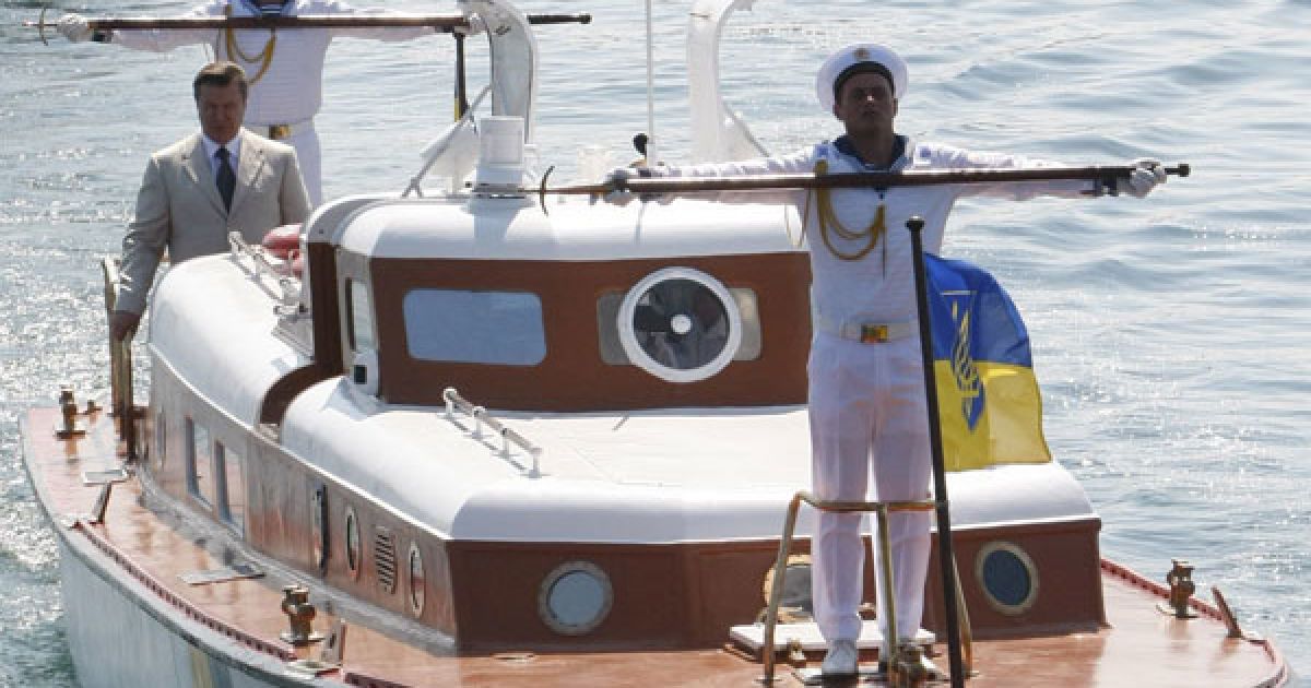 Вітаючи військових та цивільних моряків із професійним святом, Віктор Янукович наголосив: "Український народ віддає належне мужності, витримці та професіоналізмові усіх, чия доля пов&rsquo;язана з морем". / © President.gov.ua