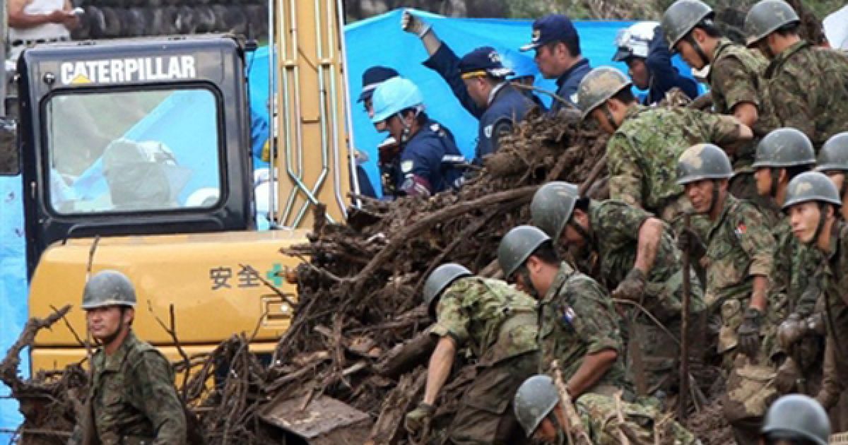 Японські солдати розбирають завали будинків, які були зруйновані під час повені, у Яоцу. В наслідок повені, яка була викликана тропічними зливами, 6 людей вважаються зниклими без вісти. / © AFP