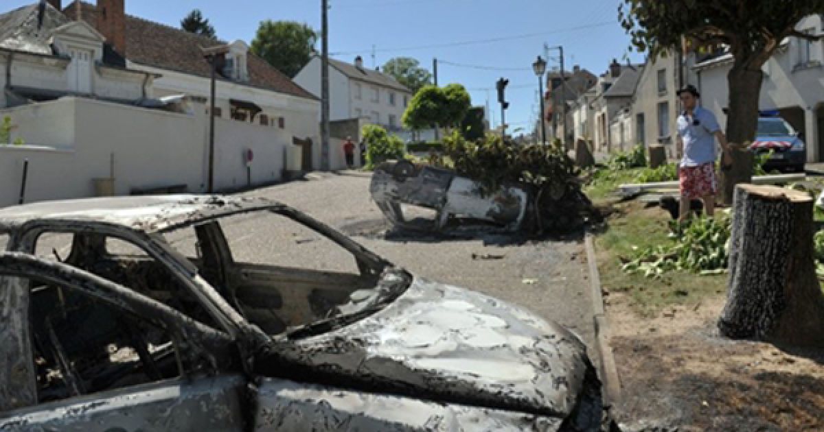 Чоловік оглядає свій автомобіль, який підпалили під час заворушень у Сент-Еньяні. Пізно ввечері 18 липня близько 50 іммігрантів, озброєні сокирами та металевими прутами, розпочали бійку з поліцією, у ході якої одного з емігрантів було застрелено. Для стабілізації ситуації до міста довелося ввести 30 солдатів. / © AFP