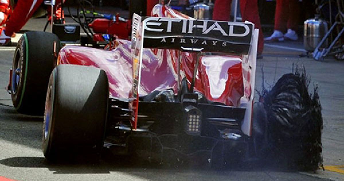 Великобританія, Сільверстоун. Бразильський гонщик компанії Ferrari Феліпе Маса заїжджає піт-стоп на гоночній трасі Сільверстоун, щоб замінити розірвану шину, під час британського Гран-прі Формули 1. / © AFP