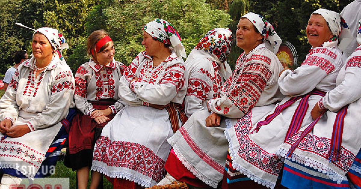 На двох сценах "Країни мрій" виступали народні колективи.