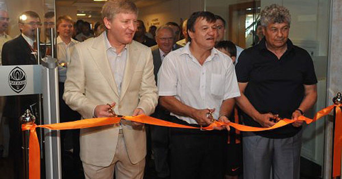 Президент ФК &rdquo;Шахтар&rdquo; Рінат Ахметов, колишній капітан ФК &rdquo;Шахтар&rdquo; Михайло Соколовський і головний тренер ФК &rdquo;Шахтар&rdquo; Мірча Луческу перерізують стрічку під час відкриття музею ФК &rdquo;Шахтар&rdquo;