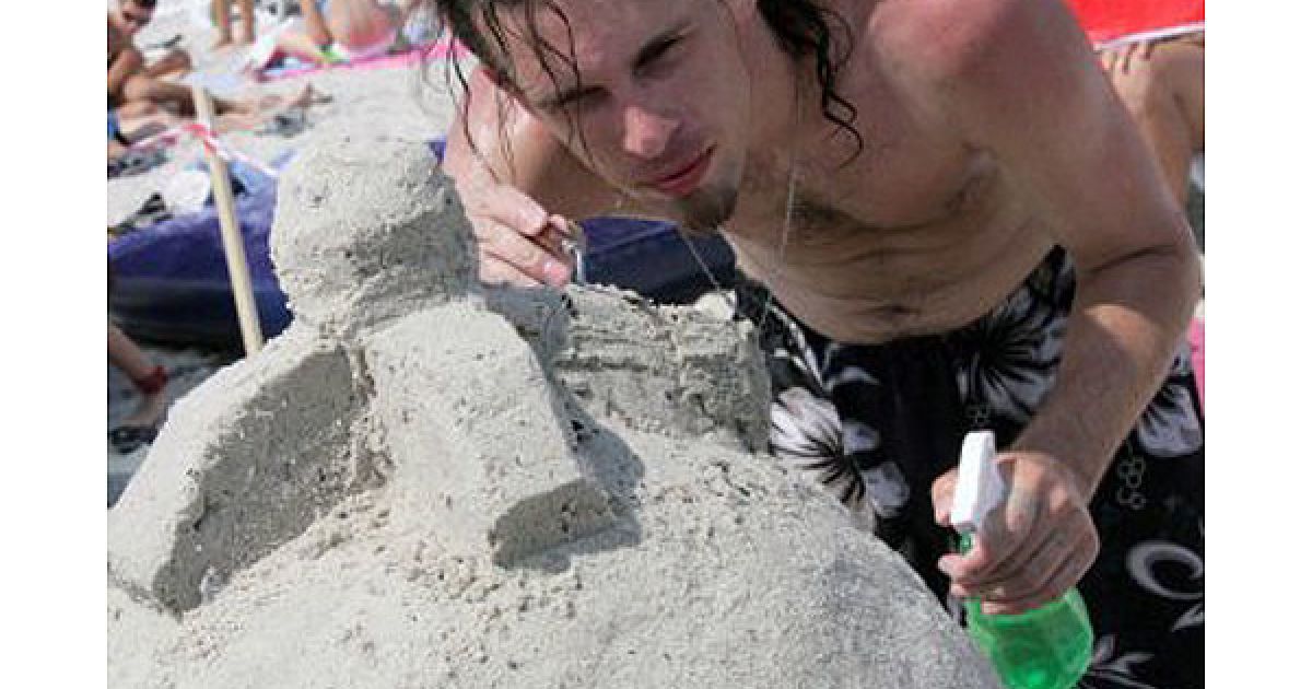 Автори 1,5-метрового пісочного Цар-дзвіна одержали в нагороду поїздку в Коблево. / © УНІАН