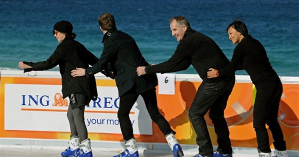 Австралійські зірки катаються на ковзанці на пляжі у Сіднеї. Ковзанку збудували до відкриття фестивалю Bondi Winter Magic Festival. / © AFP