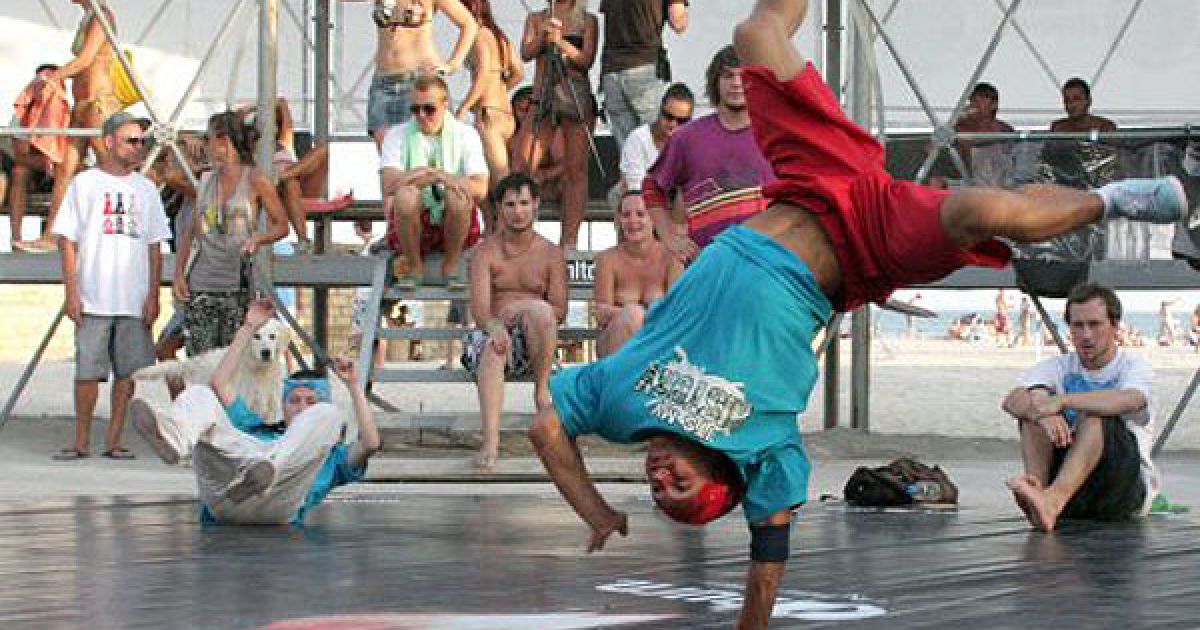 Змагання з break dance на звання &rdquo;Кращого b-boy&rdquo; під час "Z-games" на Каzантипі-2010 / © УНІАН