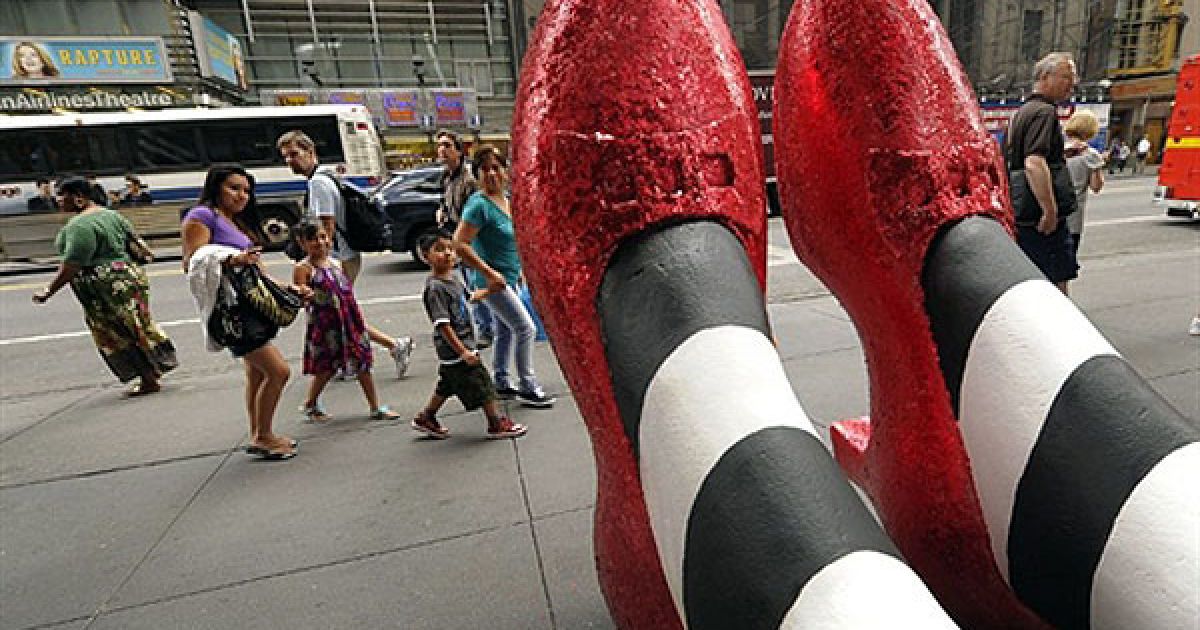 США, Нью-Йорк. Пара шестифутових рубіново-червоних черевичків з&rsquo;явилась на вулиці перед музеєм Мадам Тюссо у Нью-Йорку на Таймс-сквер. Незвичну інсталяцію зробили з нагоди відкриття нової інтерактивної виставки "Земля Оз" в Музеї мадам Тюссо.