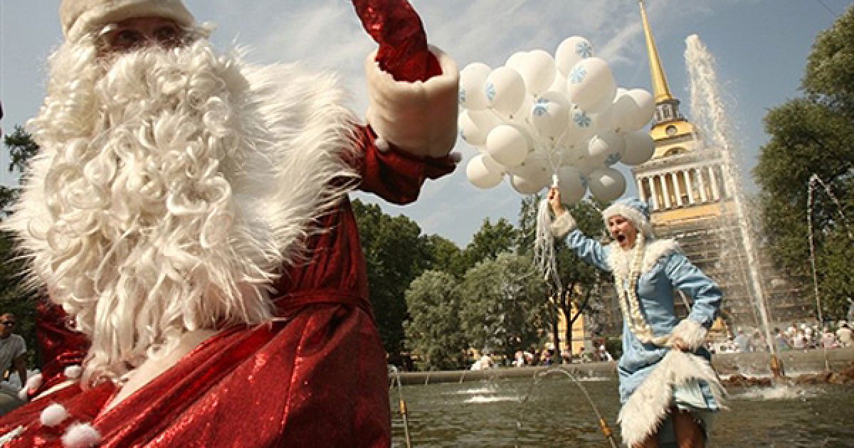 Дід мороз та Снігуронька купаються у фонтані у центрі Санкт-Петербурга, де температура повітря сягнула 36 градусів Цельсія. Майже кожного дня в обох столицях Росії ставляться нові температурні рекорди. / © AFP
