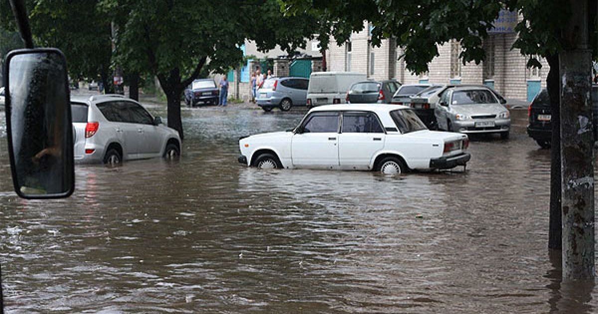 Від негоди страждає більша частина України. Так, дощі неочікувано наліетіли на Київ та Запоріжжя, критична ситуація встановилася на Одещині, де через підвищення рівня Дунаю може в будь-який момент прорвати дамбу. / © gorod.dp.ua