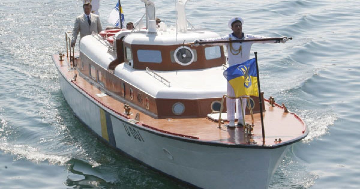 Глава держави нагадав, що наші моряки протидіють тероризмові та піратству у Середземному регіоні, зміцнюють добросусідство та довіру серед Чорноморських країн. / © President.gov.ua