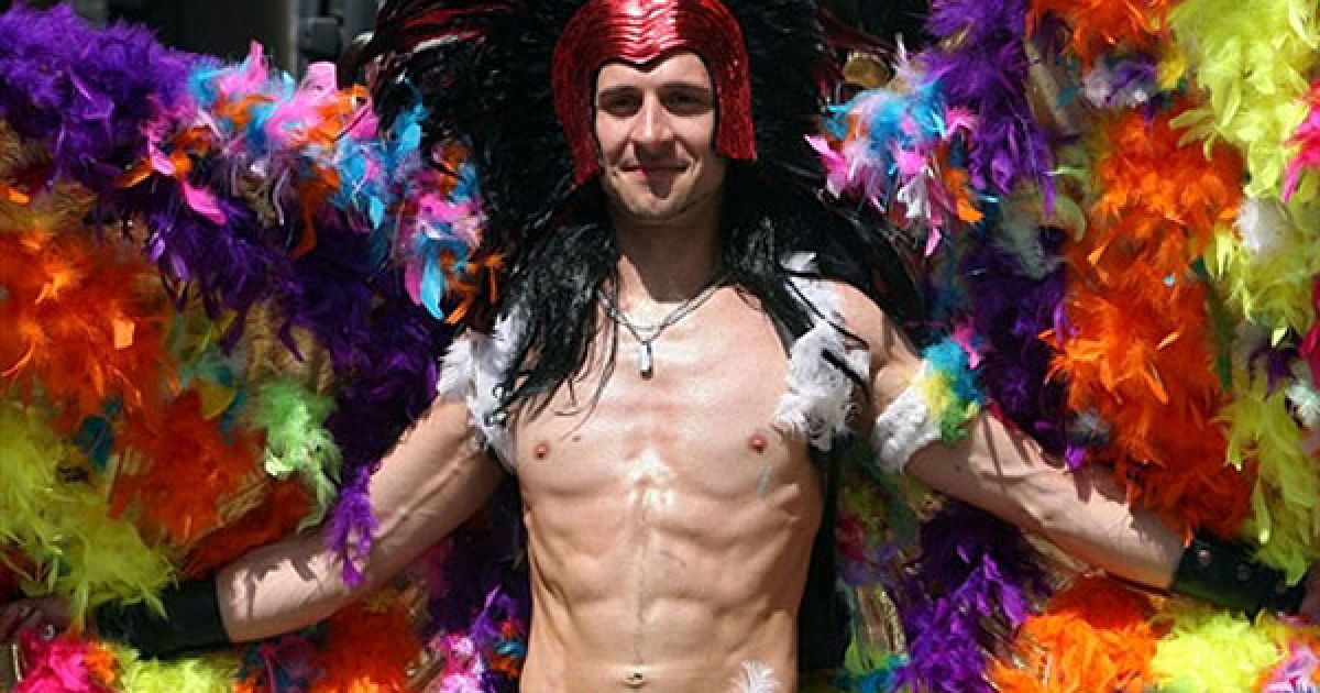 Тисячі яскравих учасників гей-параду вийшли на вулиці Кельна (Німеччина). / © AFP