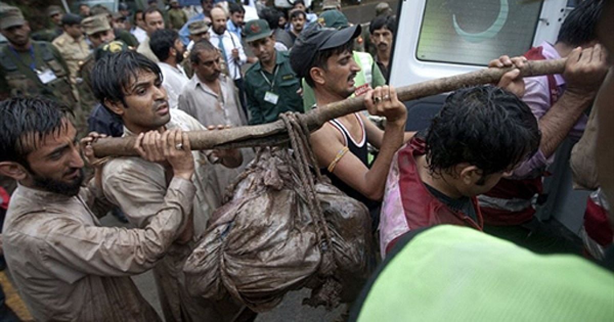Під час заходу на посадку в аеропорту Ісламабаду літак врізався у гору, та загорівся. / © AFP