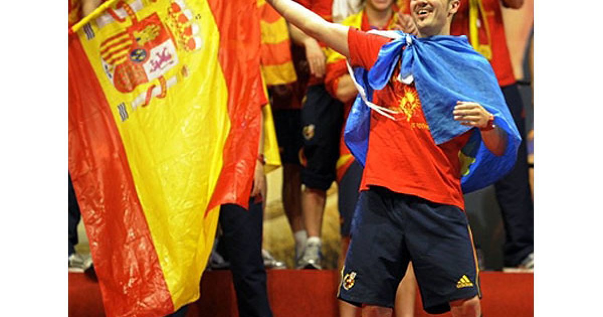 Давід Вілья вітає прихильників збірної / © AFP