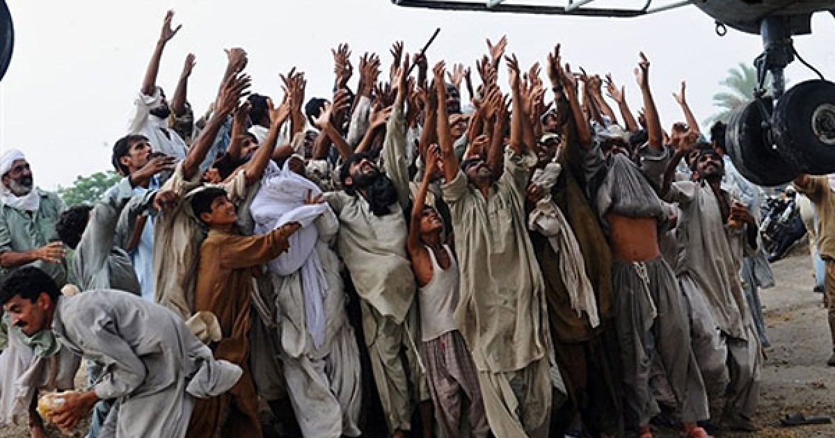 Пакистан. Пакистанці, які постраждали від руйнівної повені, намагаються зловити мішки з їжею з армійського гелікоптера, який доставив продукти до одного із затоплених селищ. Деякі мешканці затоплених селищ намагаються вибратися з району стихійного лиха і чіпляються за гелікоптер, який доставив їм продукти. Пакистан почав евакуювати населення через загрозу нових повеней, оскільки зливи не вщухають у країні протягом двох тижнів. В результаті повеней у Пакистані вже постраждали до 15 мільйонів людей. / © AFP