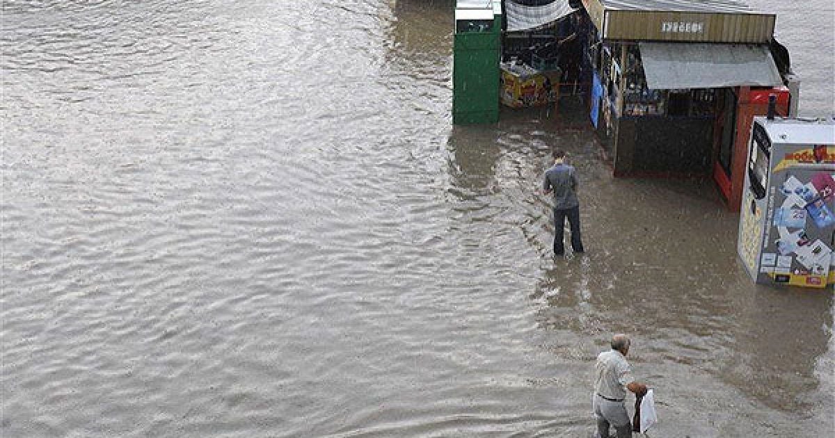 Сильний дощ з градом заливав центр міста / © PHL.com.ua