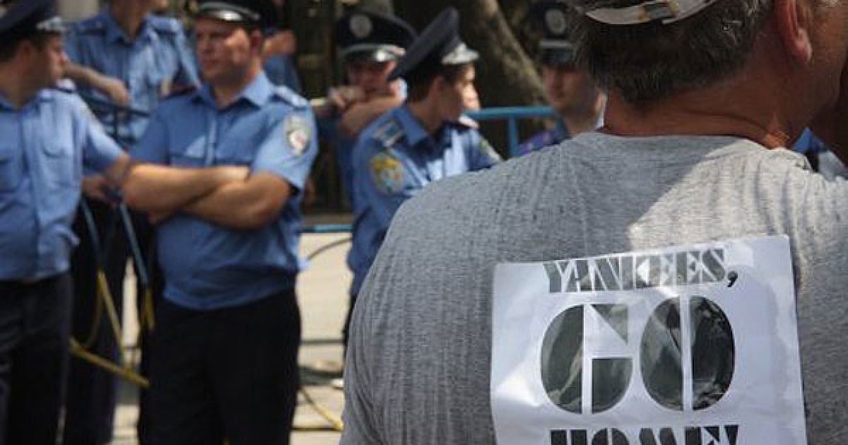 На знак протесту проти проведення навчань та проти вступу України до НАТО прибічники ПСПУ провели акцію протесту / © УНІАН