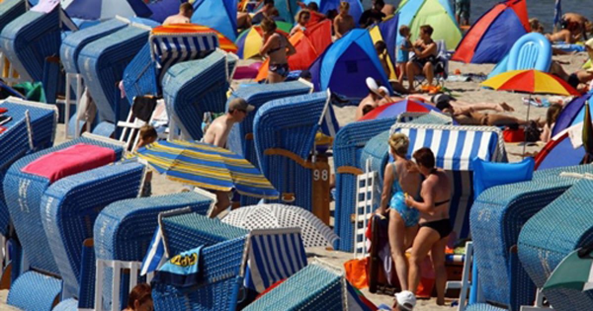Несподіваний туристичний бум переживає балтійське узбережжя Північної Німеччини. Температура повітря тут коливається у межах 26-28 градусів Цельсія, що і приваблює туристів. / © AFP