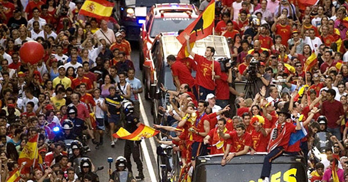 Більше мільйона людей вийшли на вулиці Мадрида, щоб привітати збірну Іспанії з перемогою на Чемпіонаті світу з футболу-2010. / © AFP