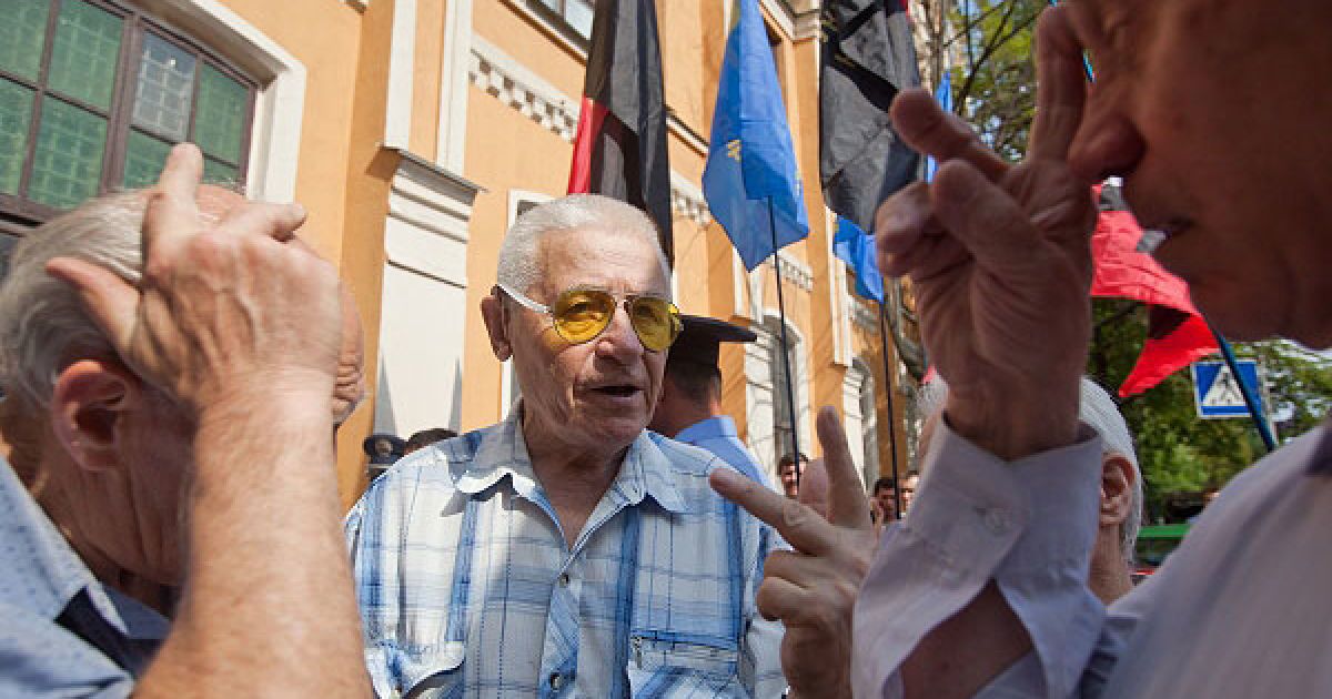 Близько півсотні прихильників ВО "Свобода" і УНА-УНСО мітингують біля будинку Вищого адміністративного суду в Києві. / © Украинское Фото